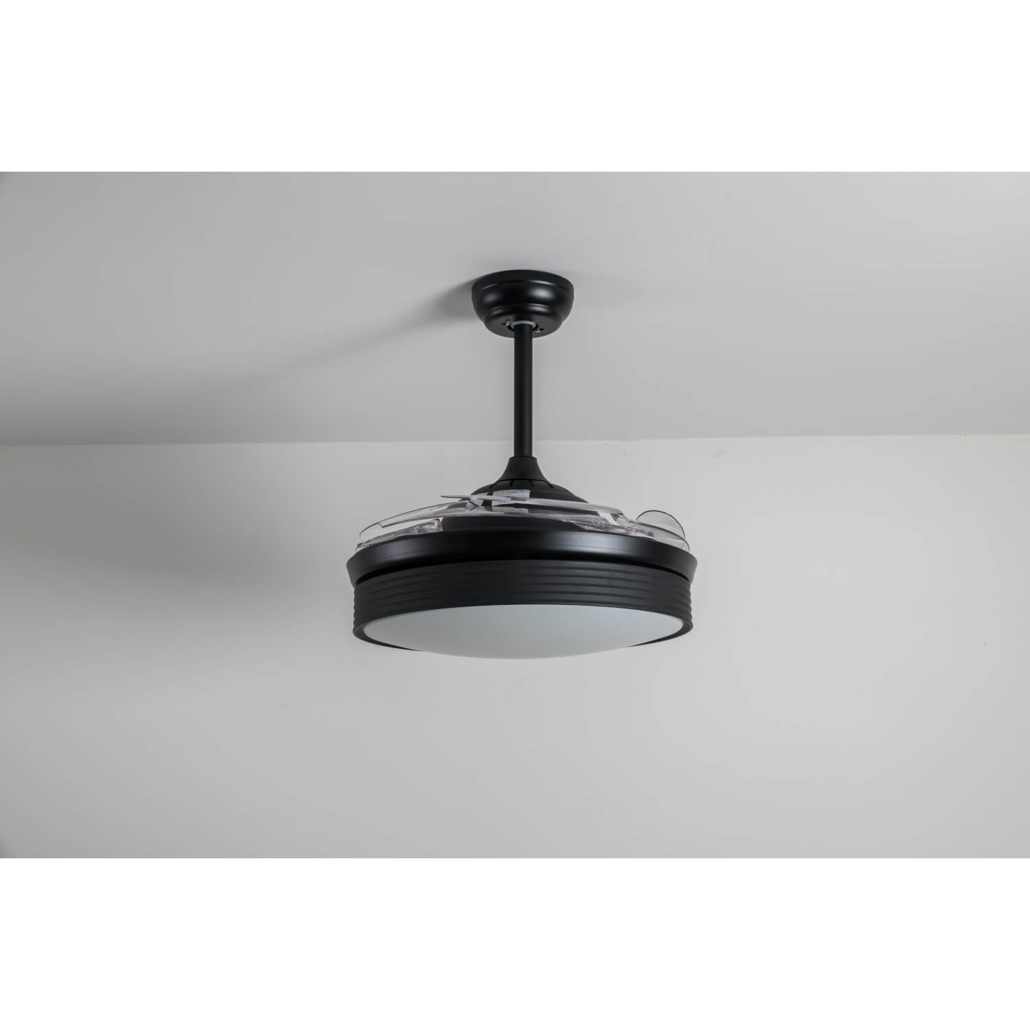 VENTILATORE A SOFFITTO PALE A SCOMPARS.CM.106 NERO